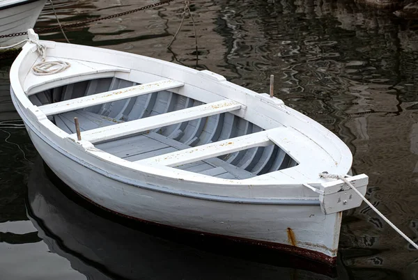 Witte afgemeerde boot op een rivier zijn oceaan met touw en reflectie. Selectieve focus — Stockfoto