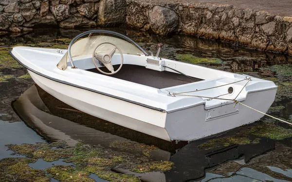 Білий метал маленький човен на пірсі крупним планом. Вибірковий фокус — стокове фото