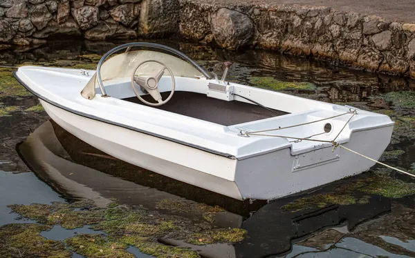 Weißmetall kleines Boot auf dem Pier in Großaufnahme. Selektiver Fokus — Stockfoto