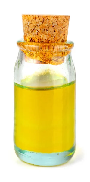 Маленькая стеклянная бутылка с оливковым маслом на белом фоне — стоковое фото