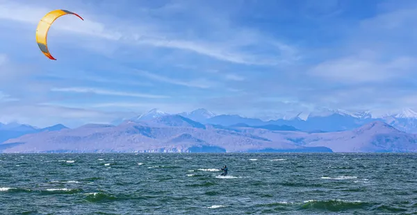 Kitesurfing on the waves in the Pacific Ocean off the coast of the Kamchatka Peninsula — Stock Photo, Image