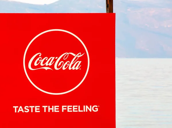 Coca-Cola bord. Coca-Cola is een koolzuurhoudende frisdrank, geproduceerd door The Coca-Cola Company uit Atlanta, Georgia. — Stockfoto