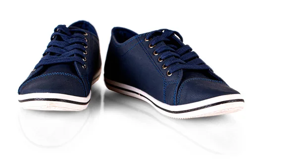 Μπλε άνετα παπούτσια για τον άνθρωπο απομονώνονται σε λευκό φόντο. — Φωτογραφία Αρχείου