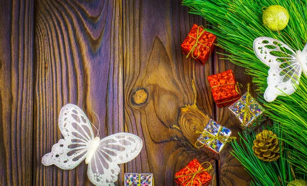 Dennenboom met speelgoed en geschenken op bruine houten ondergrond — Stockfoto