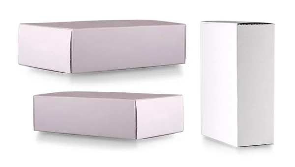 Fechar de uma caixa branca isolada sobre fundo branco — Fotografia de Stock