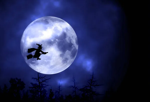 Silhouette de sorcière sur le fond de la lune bleue. Concept d'Halloween. Concentration sélective — Photo