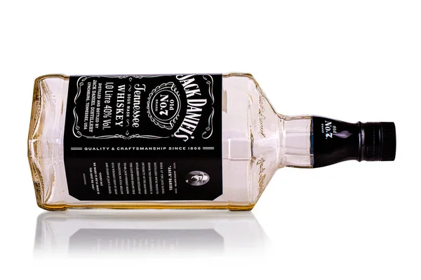 Pusta butelka Jacka Daniela na białym tle — Zdjęcie stockowe