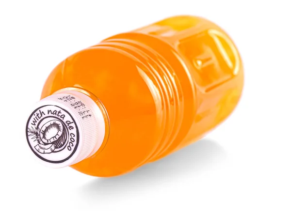 Skleněná láhev pomerančové šťávy s bílým víčkem. Izolováno na bílém pozadí — Stock fotografie