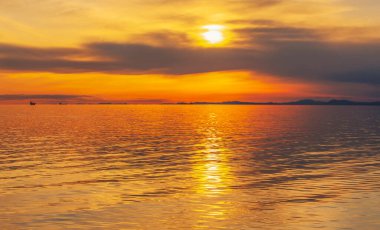 Denizde gün batımı. Güneşin doğuşunun çeşitli renkleri ve renkleri. Seçici odak