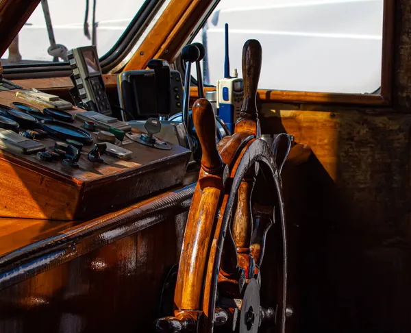 Steering wheel on the yacht. Selective focus — Stock Photo, Image