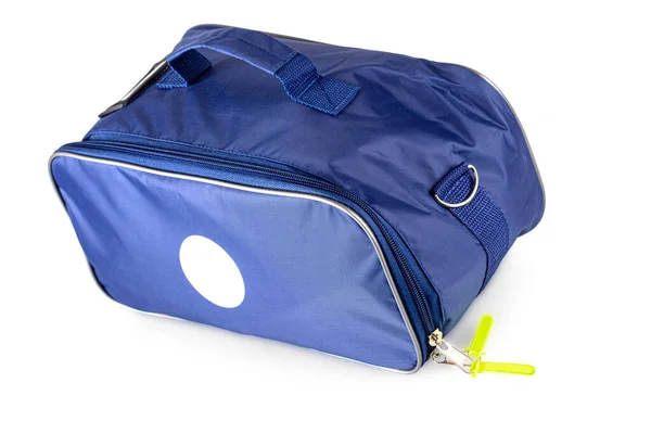 Beyaz üzerinde kırmızı haç bulunan mavi tıbbi çanta. — Stok fotoğraf