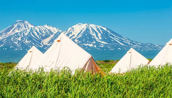 Glamping maison et volcan, paysage rural, maisons de tente dans la péninsule du Kamchatka. Concentration sélective. — Photo