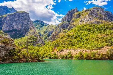 Bosna-Hersek parktaki güzel göl ve dağ