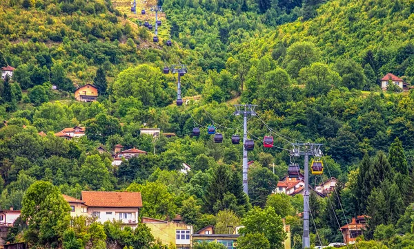 Elevador de teleférico do centro de Sarajevo para a verde Montanha Trebevic na Bósnia e Herzegovina. — Fotografia de Stock