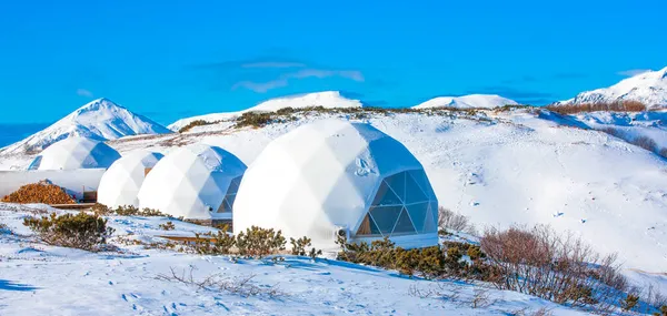 Glamping hivernal sur un volcan, péninsule du Kamchatka — Photo