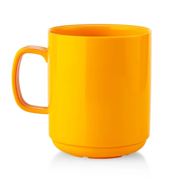 Caneca amarela vazia em branco para café ou chá isolado no fundo branco — Fotografia de Stock