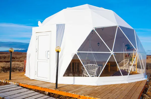 Glamping house en verano y volcán, paisaje rural, casas de tiendas de campaña en la península de Kamchatka. Enfoque selectivo. — Foto de Stock