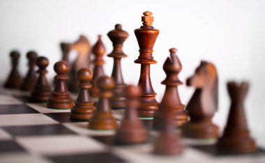 Satranç tahtasındaki satranç taşları. Satranç oynama ve kazanma konsepti