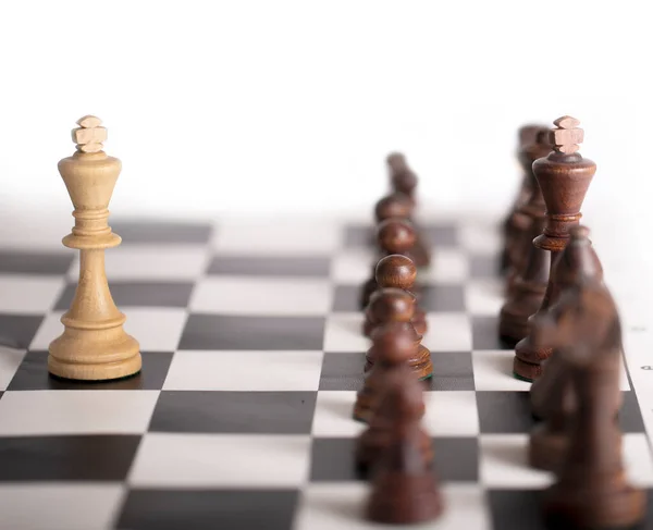 Pièces d'échecs sur un échiquier. Le concept de jouer et de gagner un tournoi d'échecs — Photo