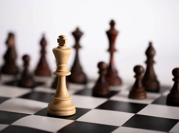 Σκακιστικά κομμάτια σε σκακιέρα. Η ιδέα του να παίζεις και να κερδίζεις ένα τουρνουά σκάκι — Φωτογραφία Αρχείου