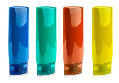 Beyaz arka planda izole edilmiş şampuanlı renkli plastik şişe veya hijyenik kozmetik ürünü