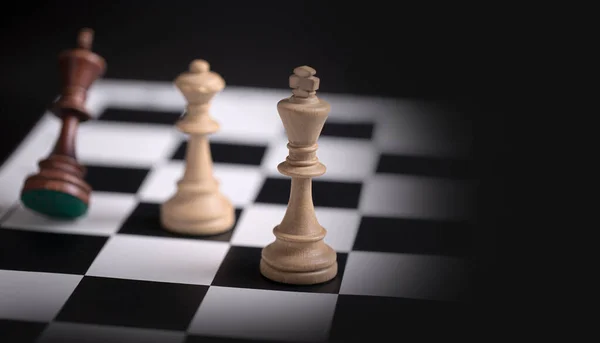 Chess pieces on a chessboard. The concept of playing and winning a chess tournament — Stock Photo, Image