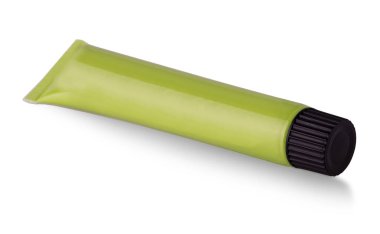 Siyah kapaklı plastik bir tüpteki Wasabi sosu beyaz arka planda izole edilmiş..