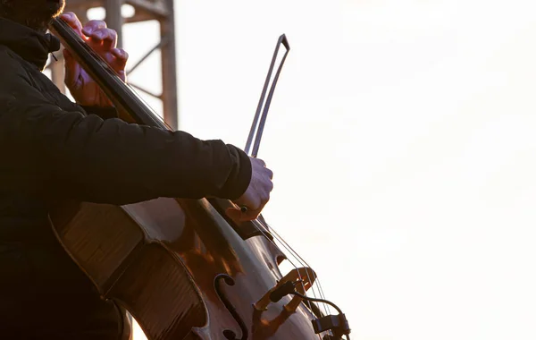 Straatmuzikant cello speelt muziek buiten — Stockfoto