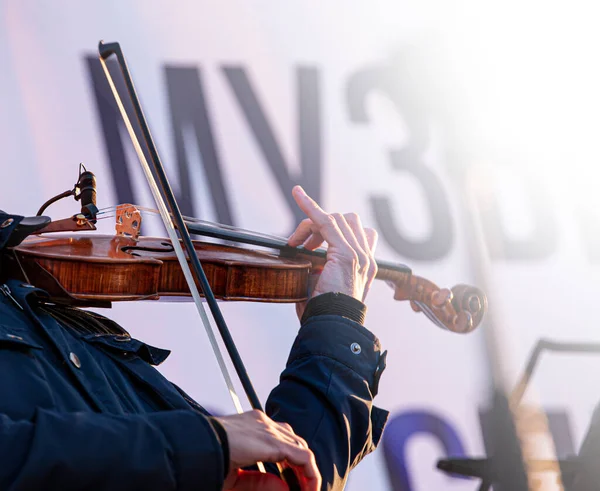 Straatmuzikant viool speelt muziek buiten — Stockfoto