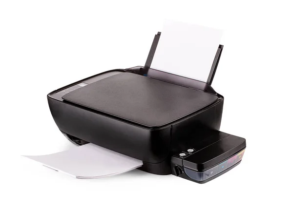 Νέος σύγχρονος multifunction μαύρος εκτυπωτής inkjet με χαρτί που απομονώνεται σε λευκό φόντο — Φωτογραφία Αρχείου