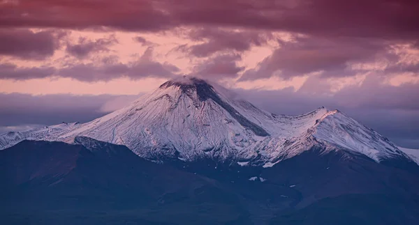 Avachinsky vulkán Kamcsatka őszén egy hóval borított tetején — Stock Fotó