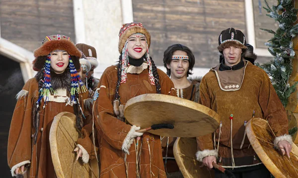 Folk ensemble performance in dress of indigenous people of Kamchatka. The holiday Northern aboriginal Koryak — Stockfoto