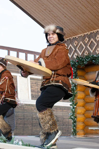 Halk topluluğu, Kamçatka 'nın yerlileri gibi giyinmiş. Kuzey Aborjinler bayramı Koryak