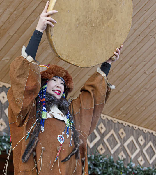 Actuación del conjunto popular en el vestido de los pueblos indígenas de Kamchatka. Las vacaciones Koryak aborigen del norte — Foto de Stock