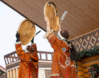 Halk topluluğu, Kamçatka 'nın yerlileri gibi giyinmiş..
