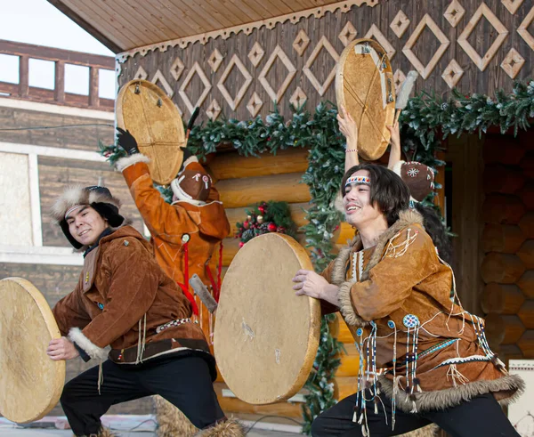 Halk topluluğu, Kamçatka 'nın yerlileri gibi giyinmiş. Kuzey Aborjinler bayramı Koryak