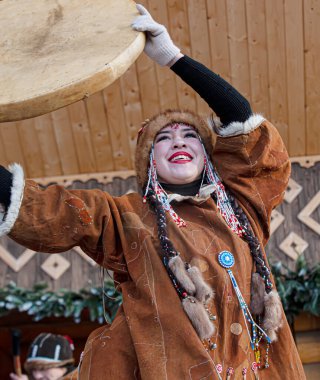 Halk topluluğu, Kamçatka 'nın yerlileri gibi giyinmiş..