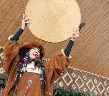 Halk topluluğu, Kamçatka 'nın yerlileri gibi giyinmiş..