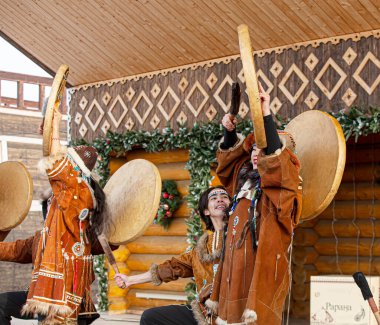 Halk topluluğu, Kamçatka 'nın yerlileri gibi giyinmiş. Kuzey Aborjinler bayramı Koryak