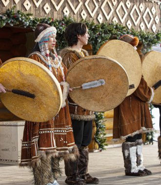 Halk topluluğu, Kamçatka 'nın yerlileri gibi giyinmiş. Kuzey Aborjinler bayramı Koryak