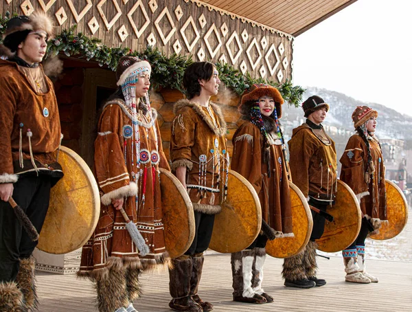 Actuación del conjunto folclórico en el vestido de los pueblos indígenas de Kamchatka. — Foto de Stock