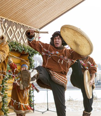 Halk topluluğu, Kamçatka 'nın yerlileri gibi giyinmiş..