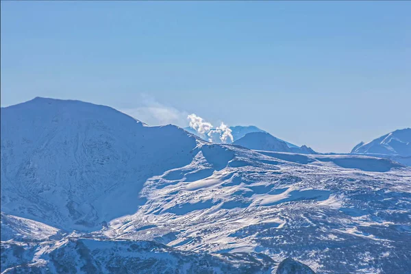Blick auf die Landschaft des Mutnovsky Vulkans auf der Halbinsel Kamtschatka — Stockfoto