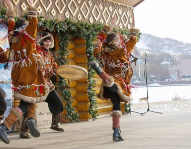 Halk topluluğu, Kamçatka 'nın yerlileri gibi giyinmiş. Seçici föz