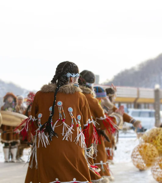 カンチャツカの先住民の衣装で民俗アンサンブルの公演。選択的焦点 — ストック写真