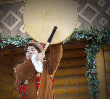 Halk topluluğu, Kamçatka 'nın yerlileri gibi giyinmiş. Seçici odak