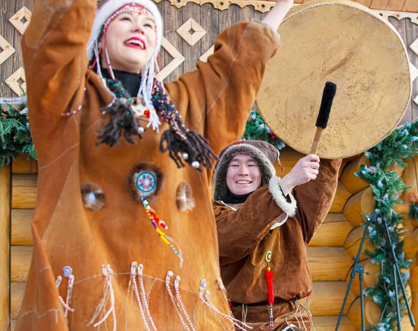 Folk ensemble performance in dress of indigenous people of Kamchatka. Selective focus — 图库照片