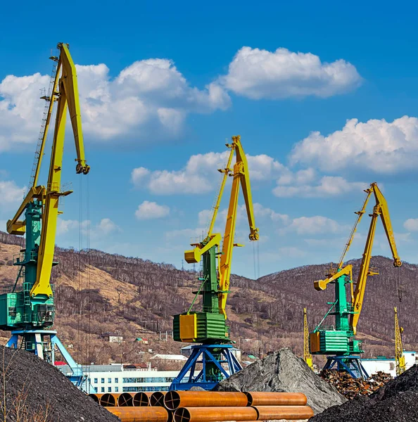 Crane at the scrapyard in the seaport in Kamchatka Peninsula — Foto Stock