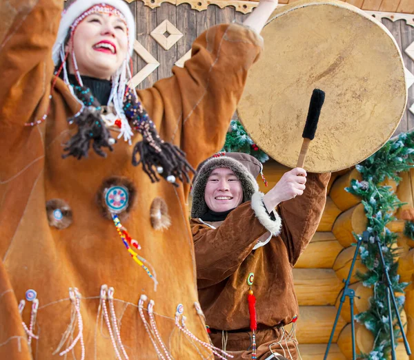 Folk ensemble performance in dress of indigenous people of Kamchatka. Selective focus — Stockfoto