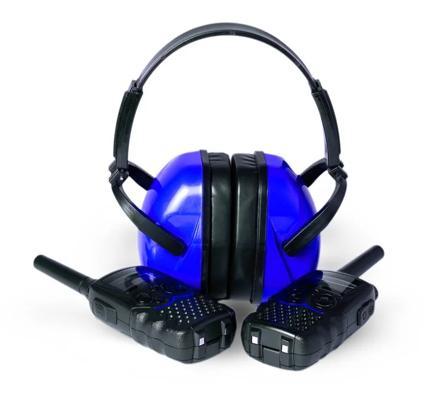 Duas antenas walkie-talkie pretas earmuffs azuis, isoladas em fundo branco — Fotografia de Stock